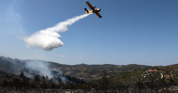 Κάρυστος: Σε πλήρη εξέλιξη η μάχη με τις φλόγες – Επιχειρούν 18 εναέρια μέσα