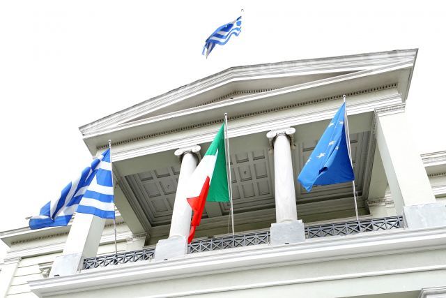Η ιταλική σημαία κυματίζει στο υπουργείο Εξωτερικών και στην Βουλή