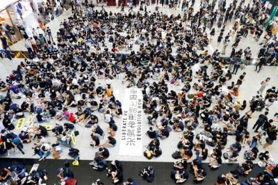 Διαμαρτυρία διαδηλωτών στο αεροδρόμιο του Χονγκ-Κονγκ - Ακυρώθηκαν οι πτήσεις