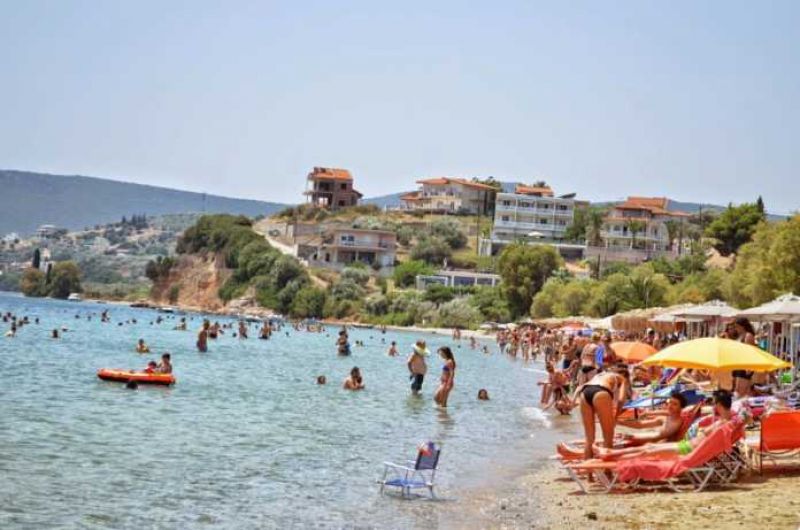 Συνωστισμός στις παραλίες του Ευβοϊκού λόγω της πετρελαιοκηλίδας