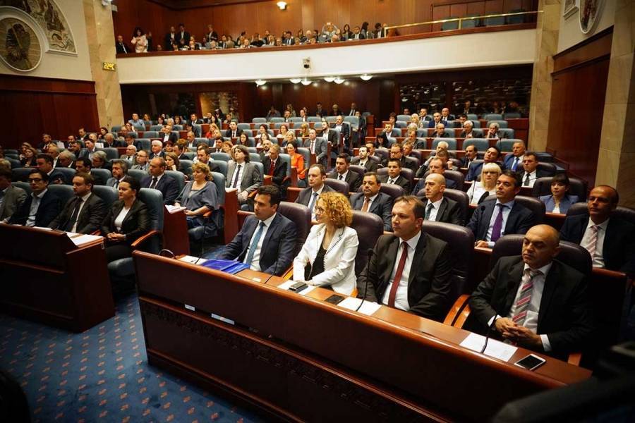 Παρασκηνιακός... πυρετός στην ΠΓΔΜ- «Αγγίζει» την πλειοψηφία ο Ζάεφ