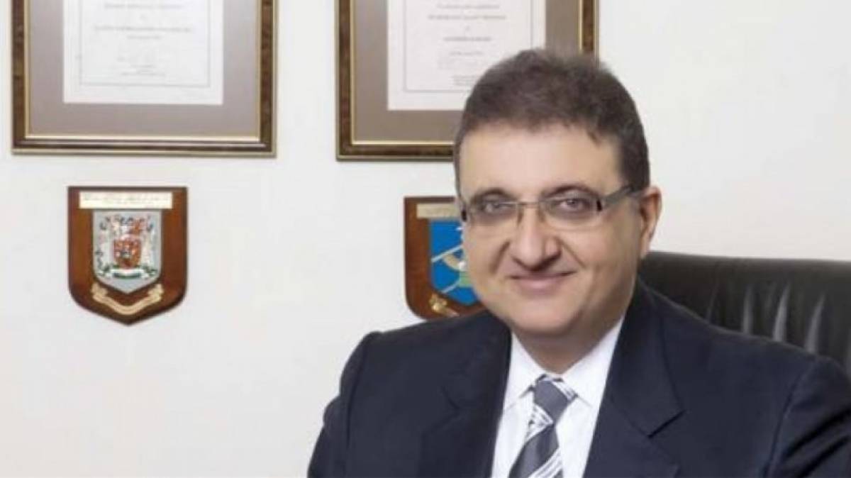 Ο Εξαδάκτυλος απαντά στο δίλημμα «παιδεία ή οικονομία»