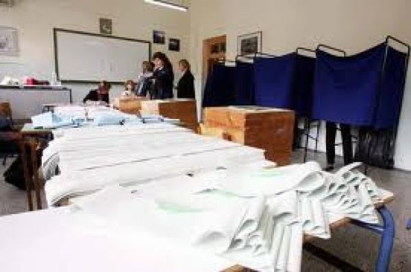 Πετυχαίνουν την πλειοψηφία ΠΑΣΟΚ-ΝΔ, μέσα Ντόρα-Χρυσή Αυγή στις τελευταίες δημοσκοπήσεις πριν τις εκλογές