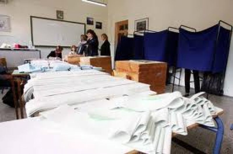 Πετυχαίνουν την πλειοψηφία ΠΑΣΟΚ-ΝΔ, μέσα Ντόρα-Χρυσή Αυγή στις τελευταίες δημοσκοπήσεις πριν τις εκλογές