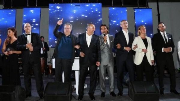 Ο Κοτζιάς τραγουδά "We are the world" στην Τουρκία(vid)