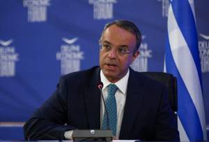 Μείωση ΦΠΑ σε τρόφιμα και...χάρισμα επιστρεπτέας προκαταβολής στα κυβερνητικά πλάνα
