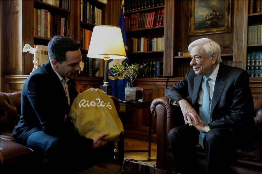 Ο Πρόεδρος της Δημοκρατίας θα έχει πάντα (;) μαζί του την φόρμα του Πετρούνια