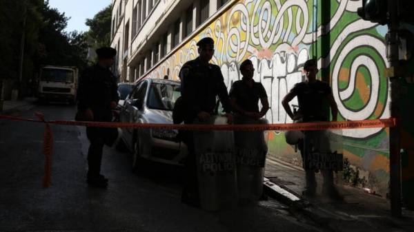 Κουκάκι: Δέκα προσαγωγές από την επιχείρηση εκκένωσης κτιρίων