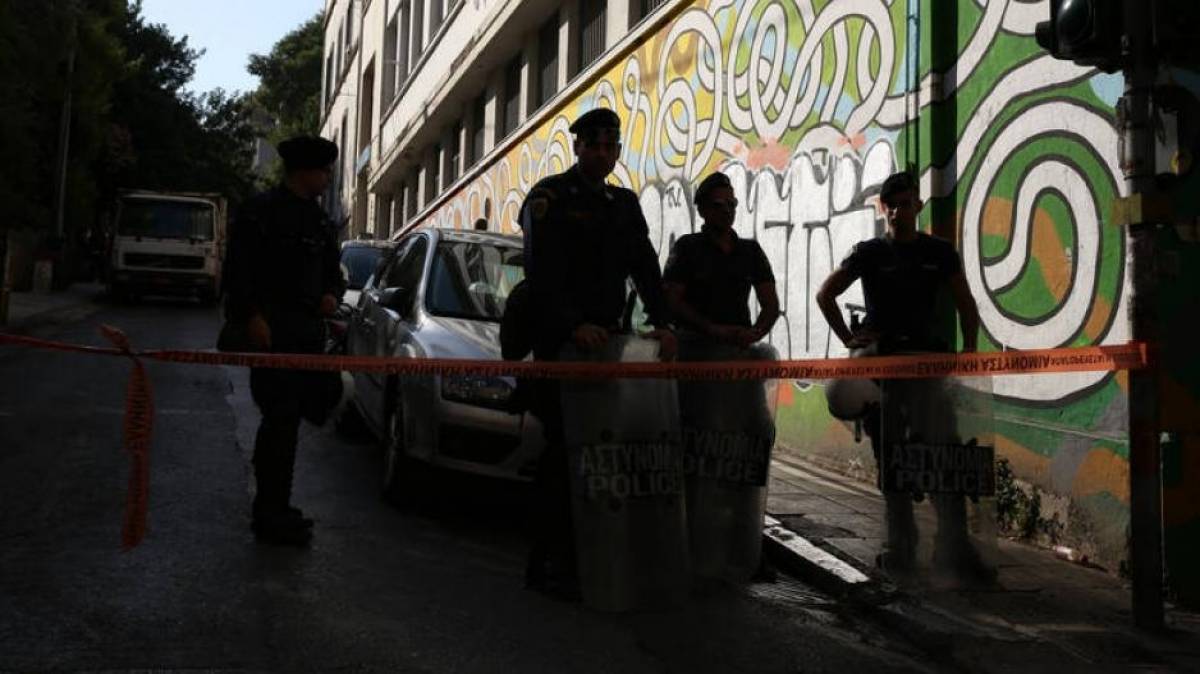 Κουκάκι: Δέκα προσαγωγές από την επιχείρηση εκκένωσης κτιρίων