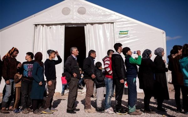 Αυξάνονται οι εγκλωβισμένοι πρόσφυγες στα νησιά