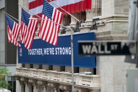 Ο Πάουελ δίνει ώθηση στη Wall Street-Σε επίπεδα ρεκόρ S&amp;P 500 και Nasdaq