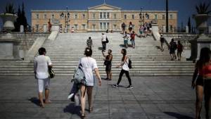 FT: Το πελατειακό κράτος στην Ελλάδα αντέχει ακόμα