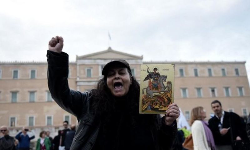 Σε κλοιό διαδηλωτών η Βουλή ενώ ψηφίζεται το 4ο μνημόνιο