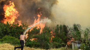 Πύρινος εφιάλτης σε Πάτρα και Χίο - Ελπίδες από την εξασθένηση των ανέμων