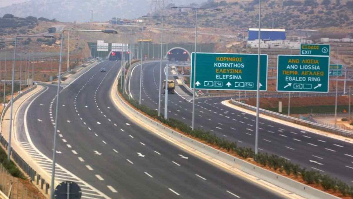 Αττική Οδός: Φωτιά σε όχημα στο ύψος της Παιανίας - Αναμένονται καθυστερήσεις