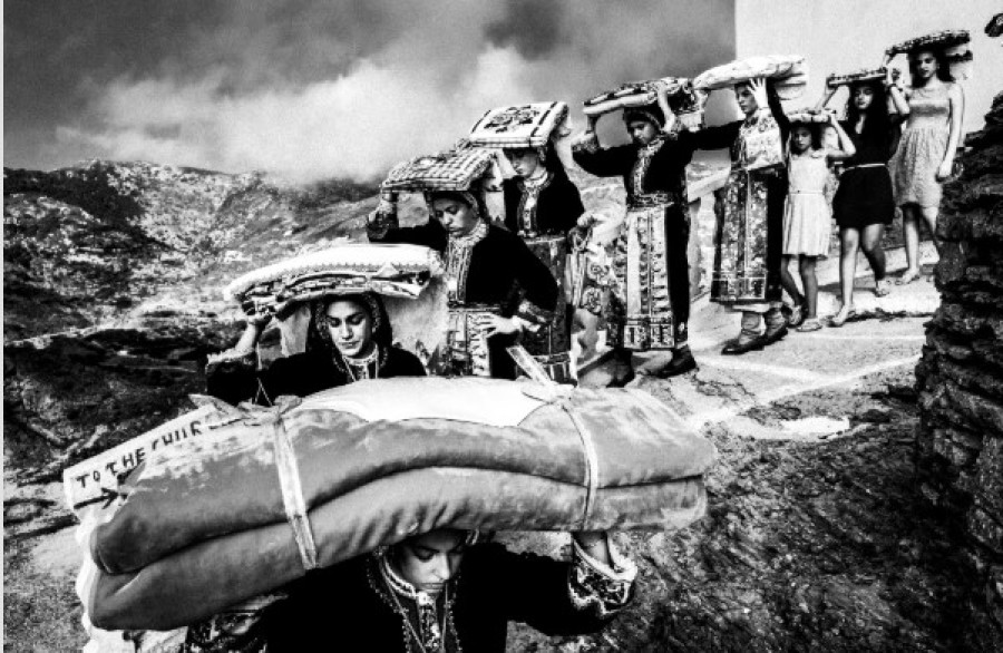 Ο Γιώργος Τατάκης κερδίζει το Βραβείο Δημοτικών Μουσείων Τεργέστης με τη σειρά «Καρυάτις»