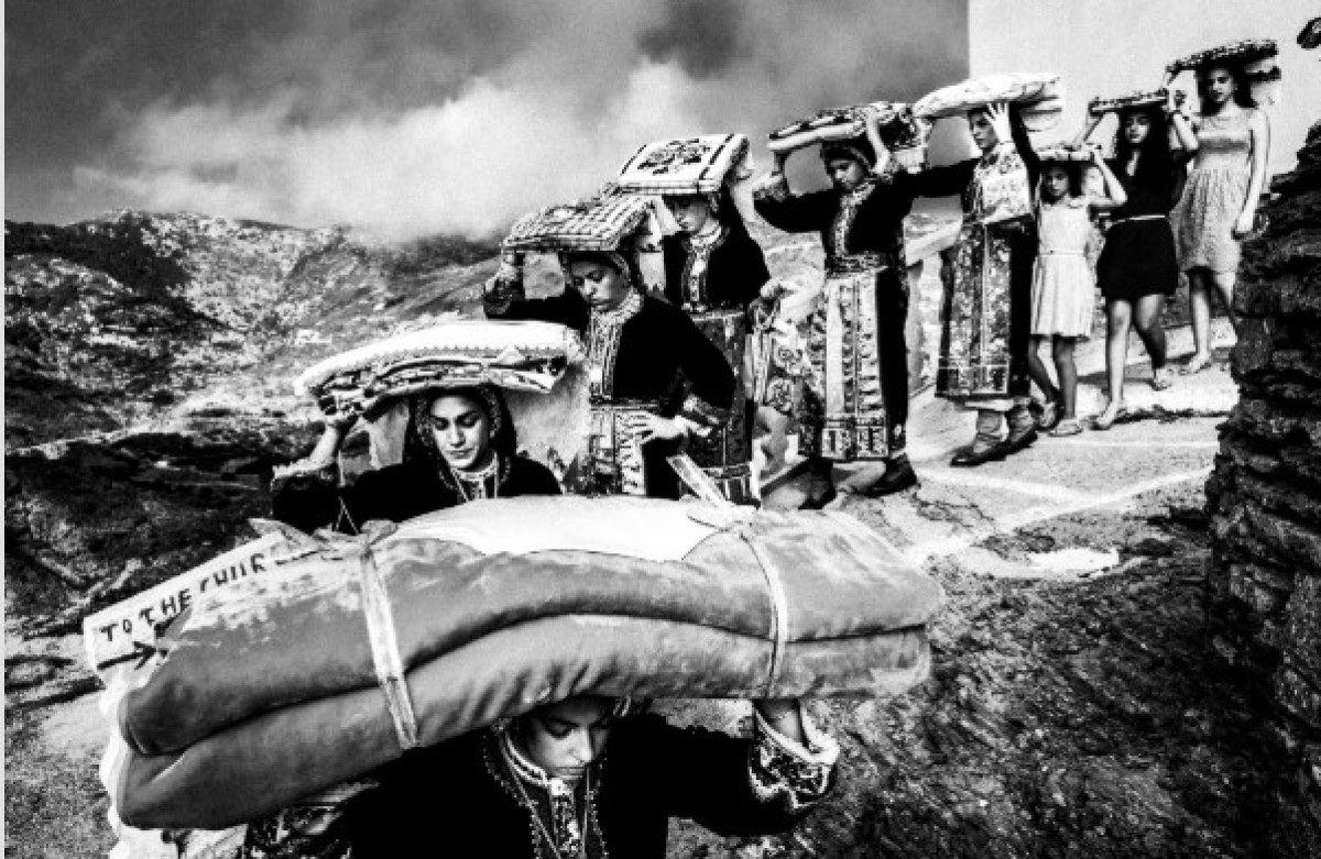 Ο Γιώργος Τατάκης κερδίζει το Βραβείο Δημοτικών Μουσείων Τεργέστης με τη σειρά «Καρυάτις»