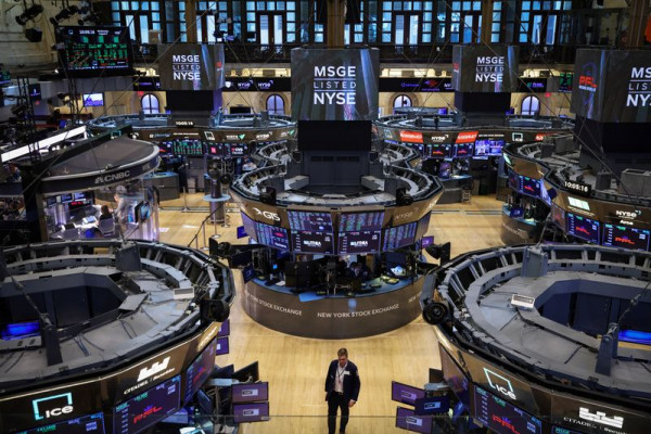 Ήπια ανάκαμψη στη Wall Street με το «βλέμμα» στη Fed