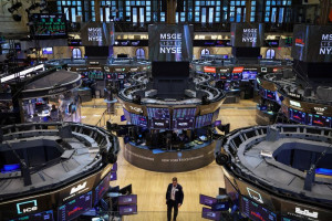 Ήπια ανάκαμψη στη Wall Street με το «βλέμμα» στη Fed