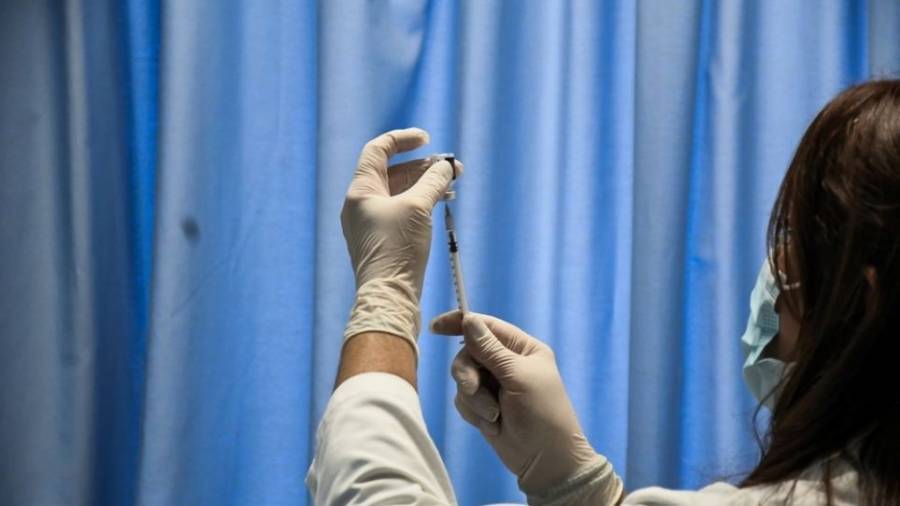 Ξεκινά ο εμβολιασμός των υγειονομικών στα νοσοκομεία του ΕΣΥ (video)