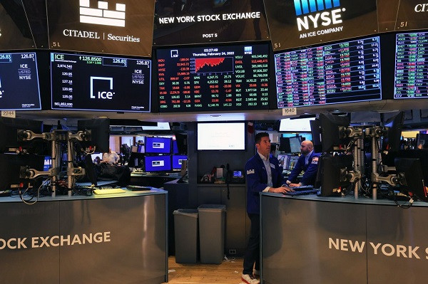 Wall Street: Απώλειες υπό το βάρος των «γερακιών» της Fed