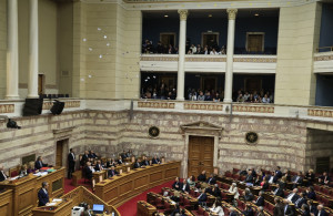 Με φέιγ βολάν άρχισε η ομιλία Μητσοτάκη στη Βουλή