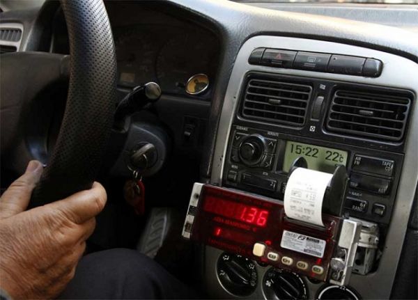 Χειροπέδες σε 14 ταξιτζήδες για πειραγμένα ταξίμετρα