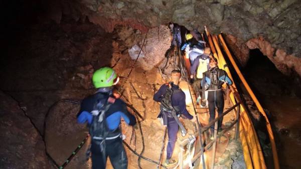Ταϊλάνδη: Τέσσερα παιδιά παραμένουν στο σπήλαιο (live video)
