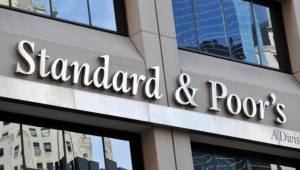 Standard & Poor's: Αναβάθμισε κατά μία μονάδα την ελληνική οικονομία