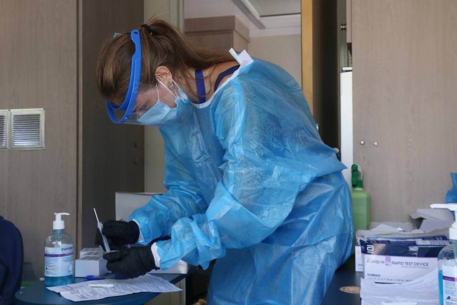 Κορονοϊός-Ελλάδα: Νέο αρνητικό ρεκόρ με 935 κρούσματα-91 διασωληνωμένοι