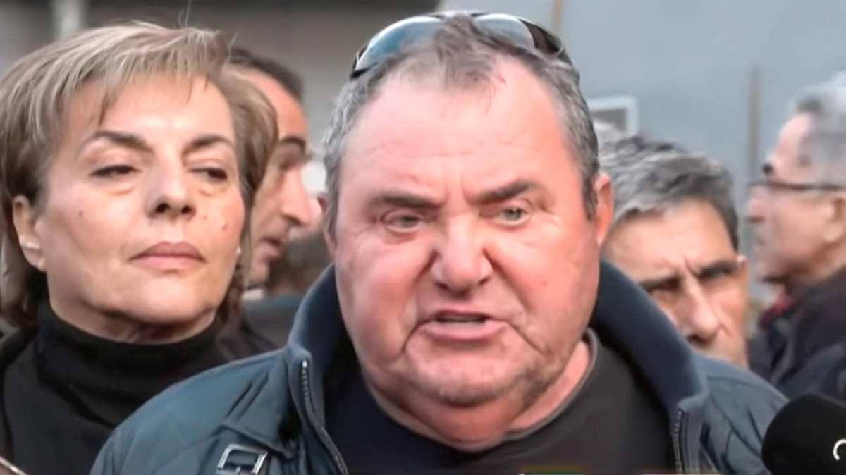 Ξέφυγε μπροστά στις κάμερες ο αγροτοσυνδικαλιστής Ανεστίδης, εξαπολύοντας ύβρεις κατά του Μητσοτάκη