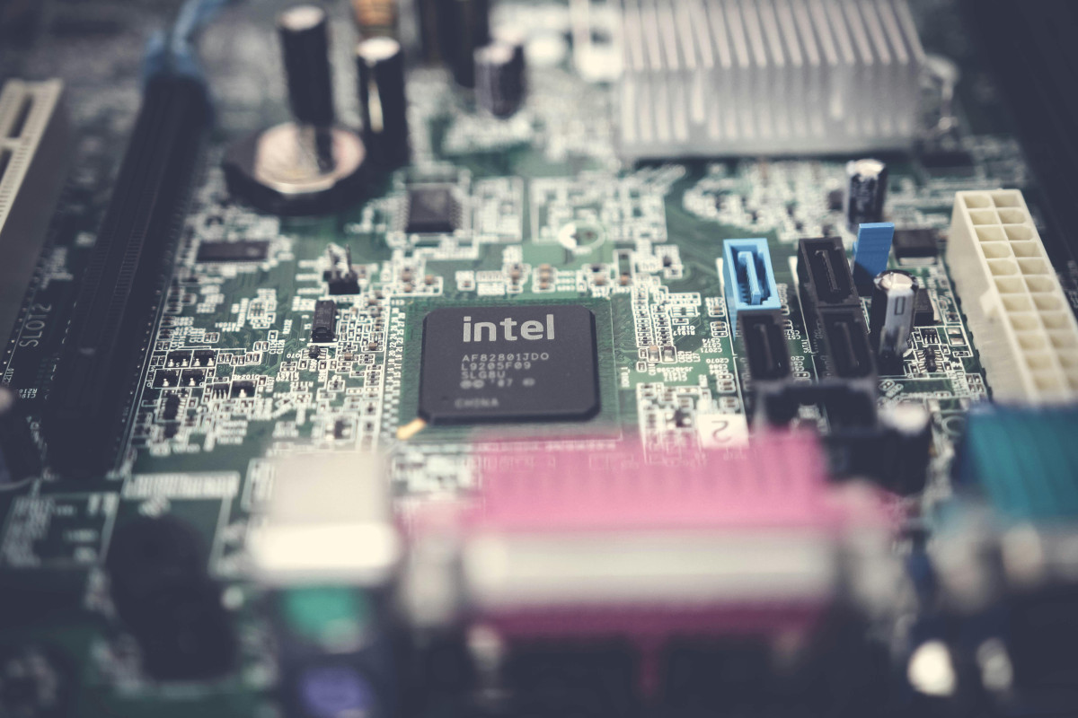 Τραμπ κατά CEO της Intel: Ζητά την παραίτησή του λόγω «σύγκρουσης συμφερόντων»