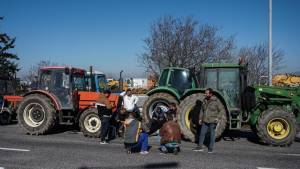 Πάτρα: Αγρότες απέκλεισαν την παλαιά Εθνική Οδό Πατρών-Αθηνών