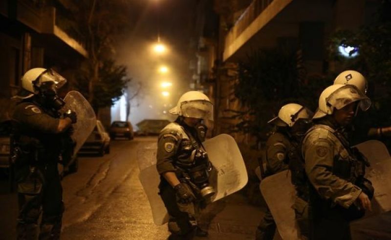 Εξάρχεια: Πετροπόλεμος με τα ΜΑΤ το βράδυ του Σαββάτου