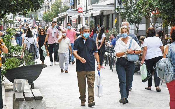 Στάση αναμονής για τις μάσκες από την επιτροπή των ειδικών