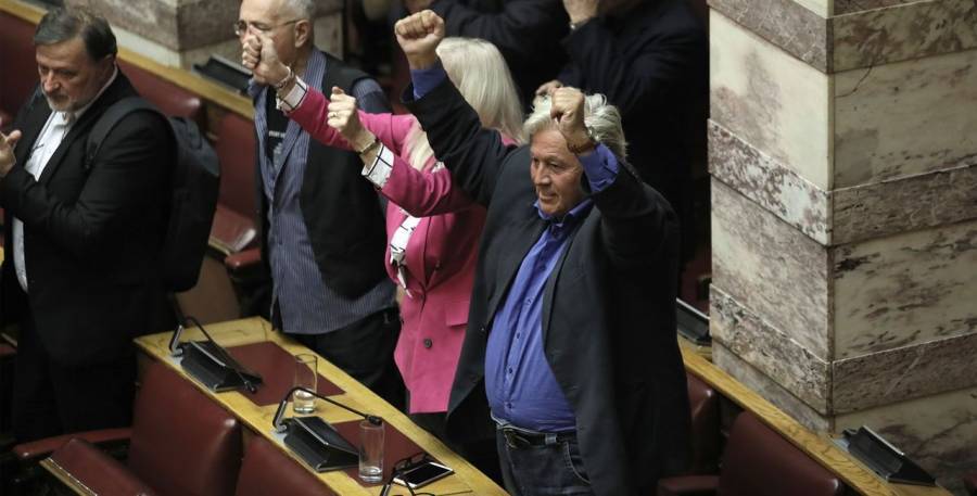 Μα καλά, face control στην Κουμουνδούρου;