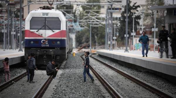 Αποχώρησαν κάποιοι πρόσφυγες από τον Σταθμό Λαρίσης