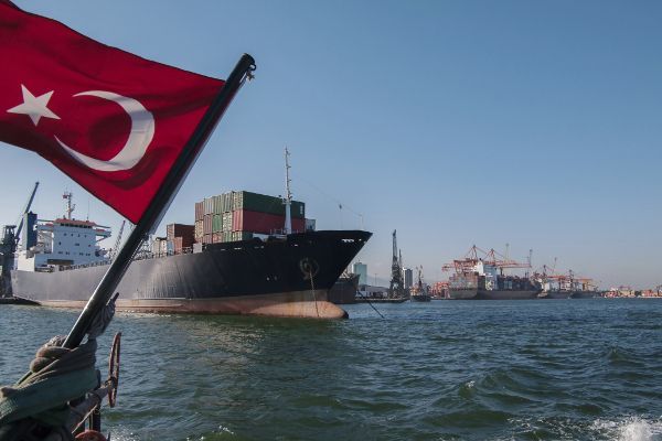 Καθοδική τροχιά παίρνει η τουρκική οικονομία