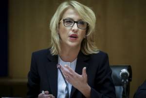 Η Δούρου κατηγορεί τώρα ευθέως την Πυροσβεστική για το Μάτι