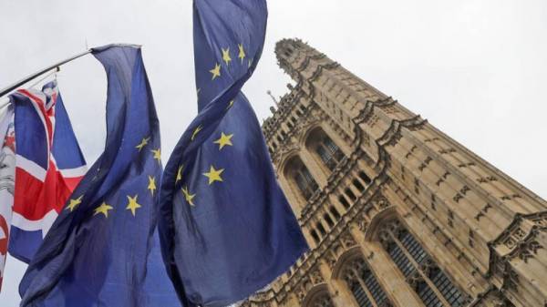 Στάση αναμονής από την EE για την παράταση του Brexit