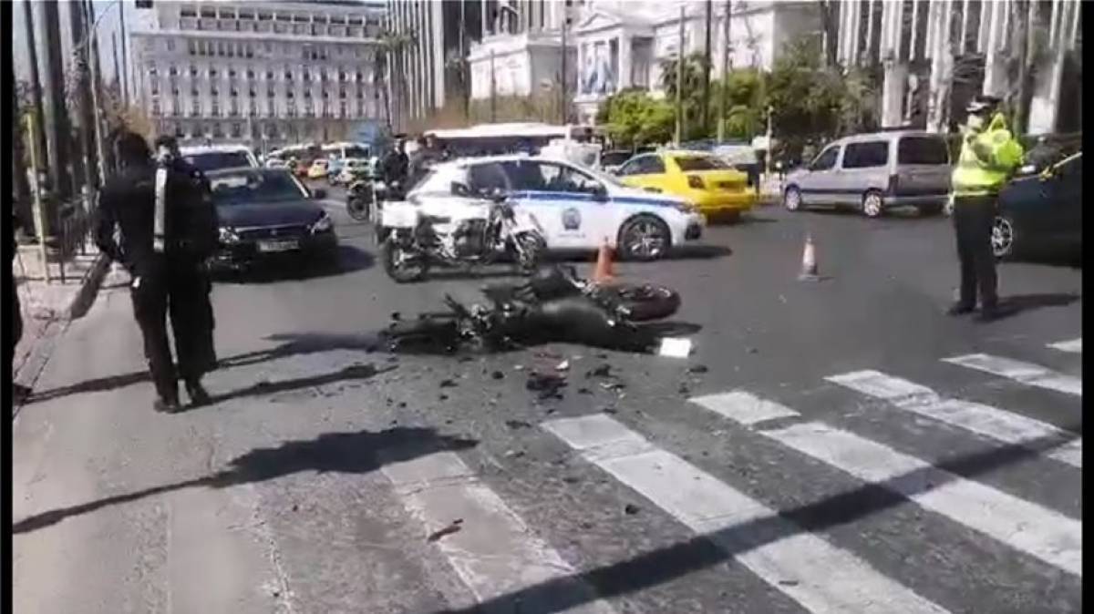 Τροχαίο έξω από τη Βουλή με όχημα της ασφάλειας Μπακογιάννη