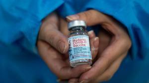 FDA: «Πράσινο» φως στην τρίτη δόση του εμβολίου της Moderna