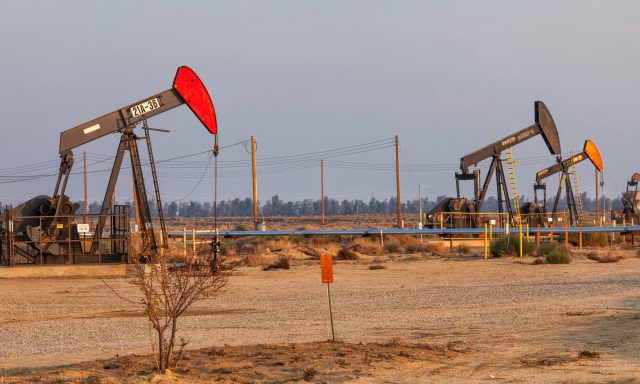 Υποχωρούν, αλλά παραμένουν ψηλά οι τιμές του πετρελαίου