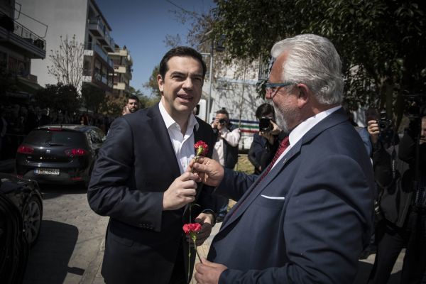 Γαρύφαλλο... στ` αυτί κι ο «Μπελογιάννης ζει» (photos)