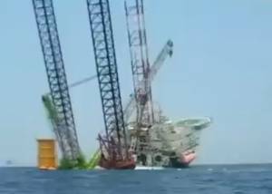 Κίνα: Πλατφόρμα εγκατάστασης ανεμογεννητριών αναποδογύρισε (video)