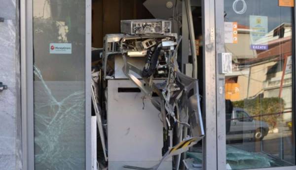 Εισβολή με αυτοκίνητο σε τράπεζα στον Άγιο Δημήτριο