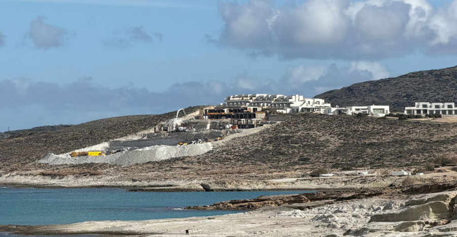 Domes White Coast Milos: Τι αναφέρει για την επέκταση του ξενοδοχείου στο Μύτακα Μήλου