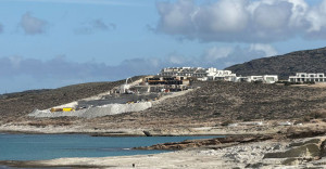 Domes White Coast Milos: Τι αναφέρει για την επέκταση του ξενοδοχείου στο Μύτακα Μήλου