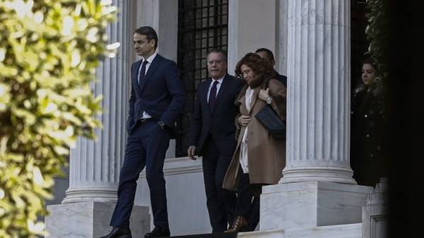 Πίσω στην Αθήνα ο Μητσοτάκης - Επίσκεψη στην πυροσβεστική
