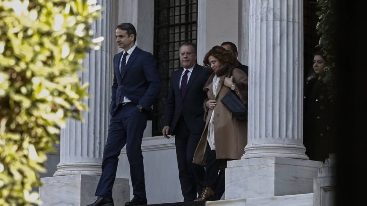 Πίσω στην Αθήνα ο Μητσοτάκης - Επίσκεψη στην πυροσβεστική